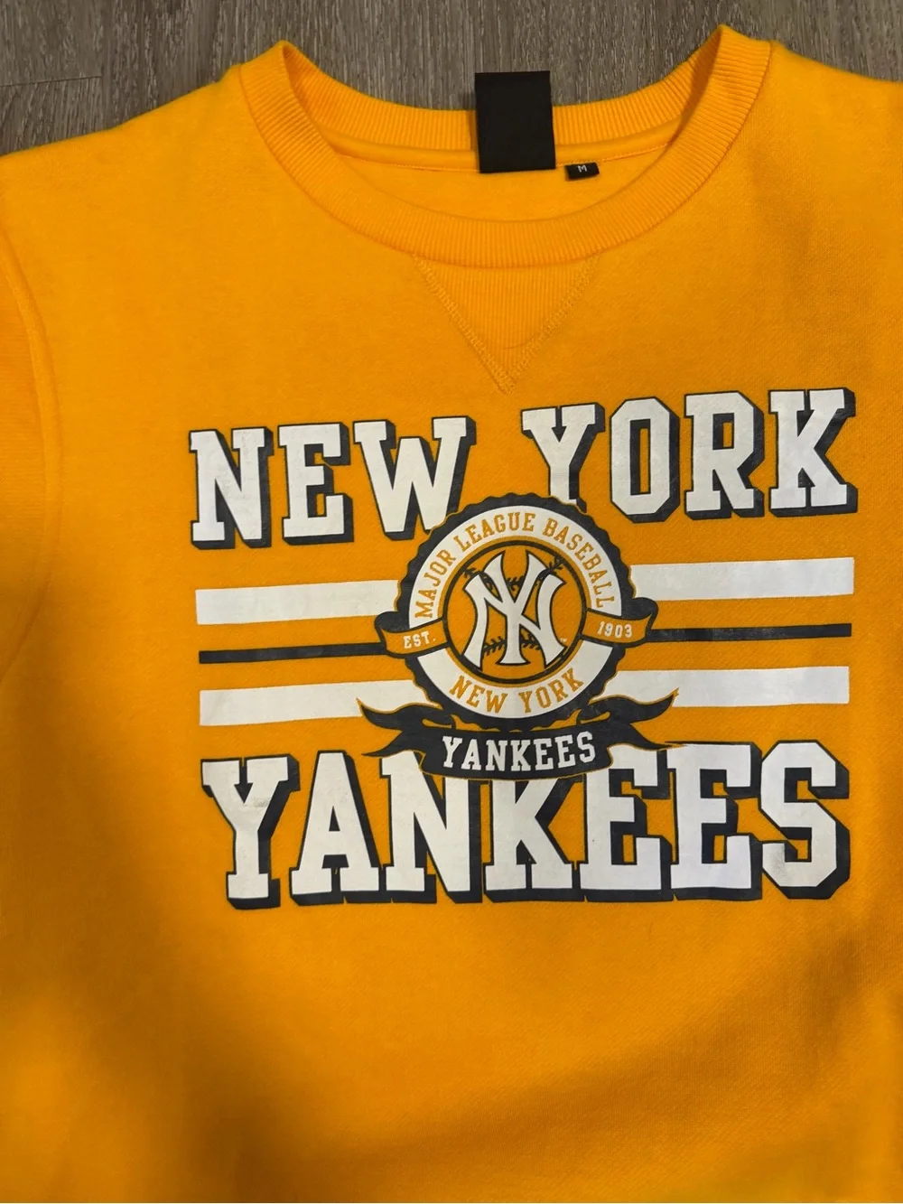 New York Yankees Majestic Vibrant Yellow Sweater Mens Size Medium In EUC